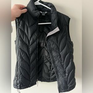 Eddie Bauer black vest!! 🖤